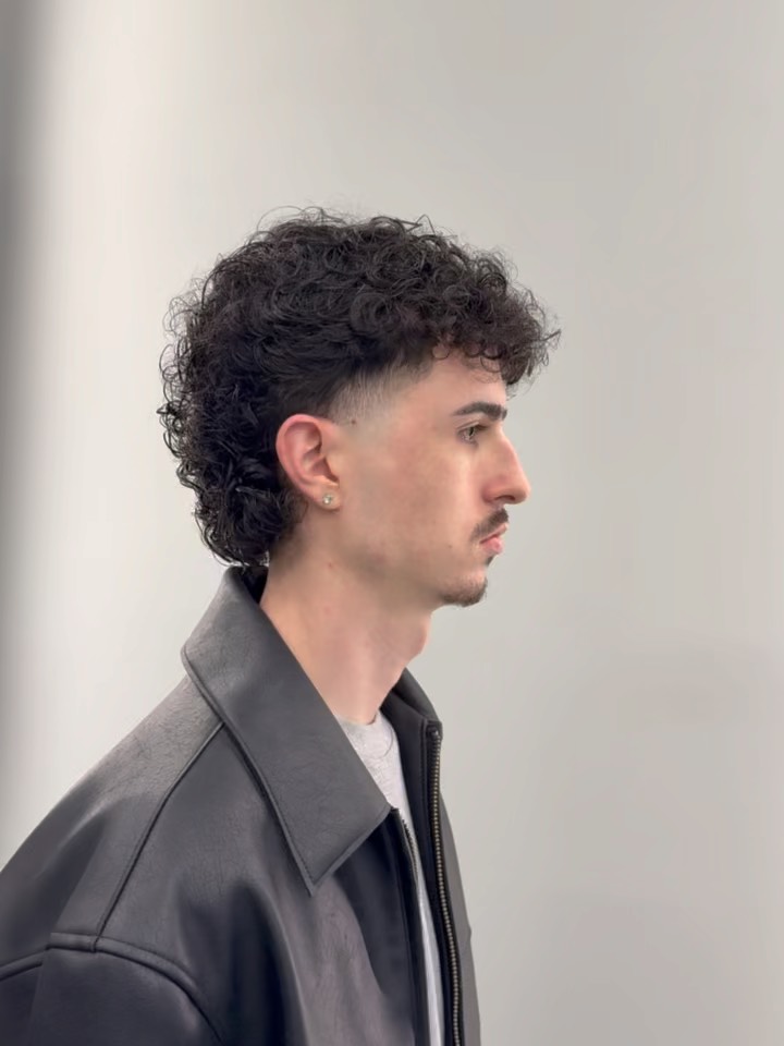 Curly mullet at District 18