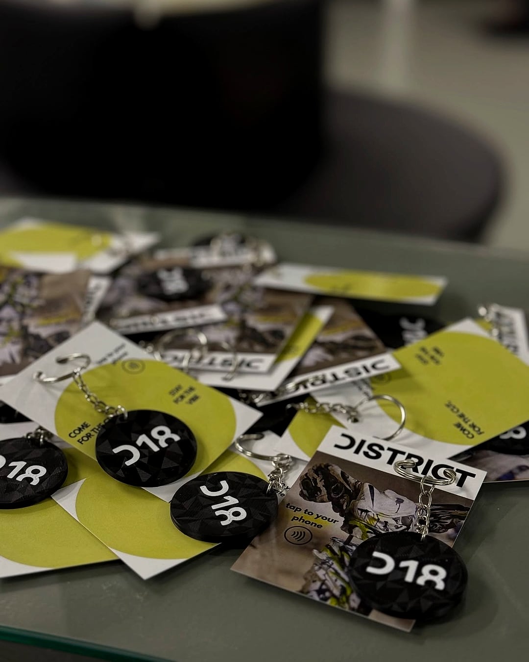 D18 merch και NFC keychain στο District 18